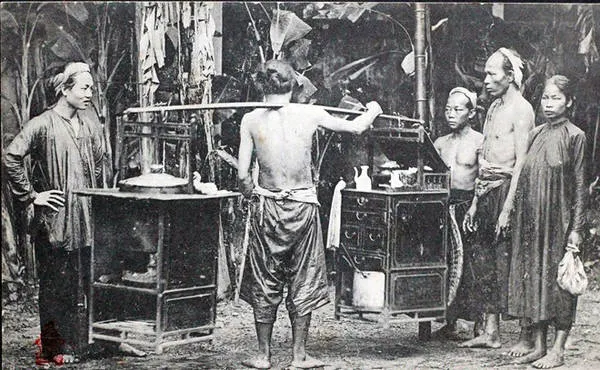 An old pho cart image evoking memories of an old Hanoi.