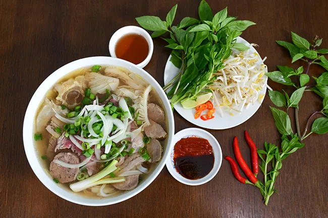 Rau thơm ăn kèm phở, một phần không thể thiếu để tạo nên hương vị đặc trưng.