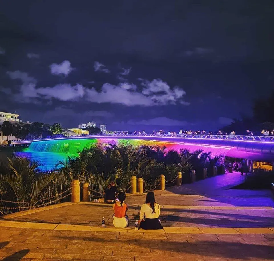 Sitting, admiring Starlight Bridge, and chatting with friends is an enjoyable experience