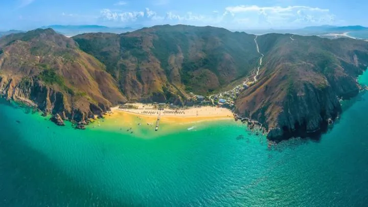 Turquoise beach of Ky Co Island, Binh Dinh
