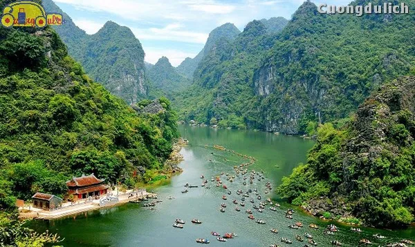 Tourists buying tickets to visit Trang An