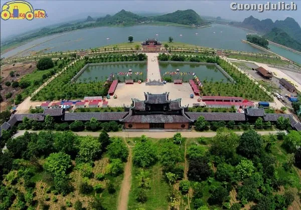 Nguyen Temple with tiền nhất, hậu công architecture