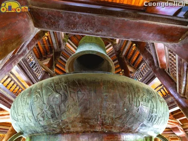 Dai Hong Chung (Great Hong Chung Bell) - the largest bell in Vietnam at Bai Dinh Pagoda