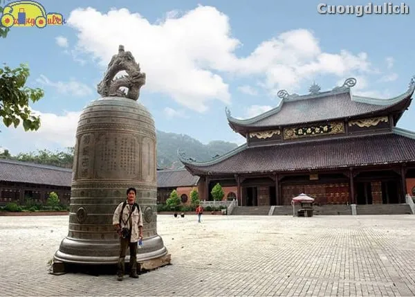 Tam The Buddha (Three Buddhas of the Three Eras) - largest gold-plated bronze statues in Vietnam