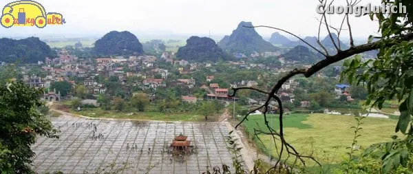 Tourists should bring umbrellas as the weather may be drizzly
