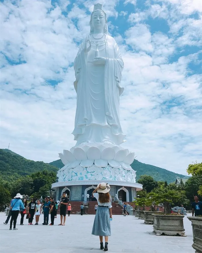 Tourists visiting Linh Ung Pagoda in Da Nang, admiring the scenery and temple architecture