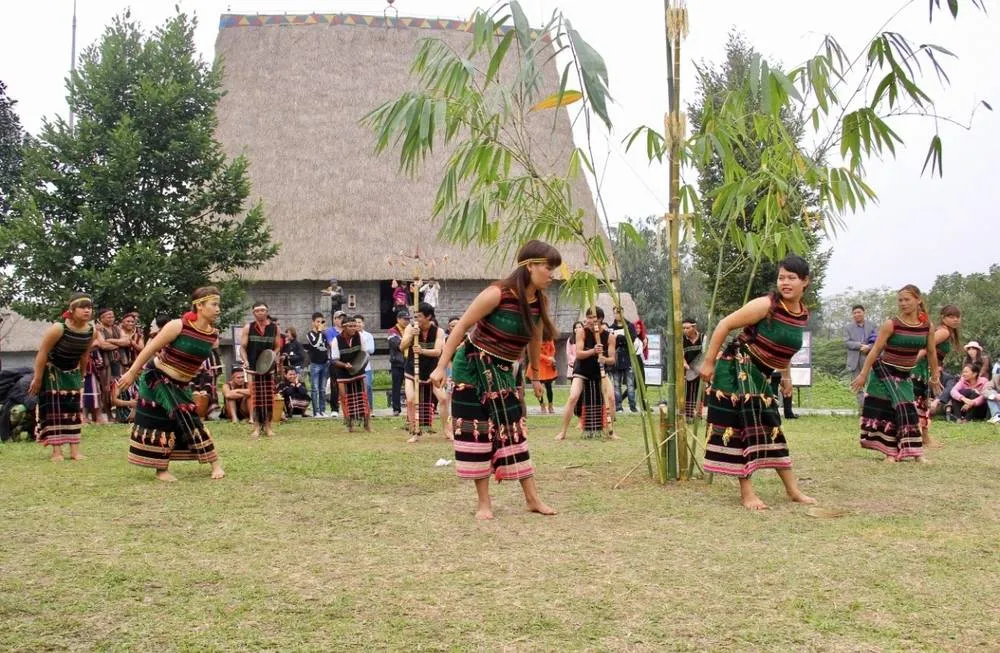 M’Nông people performing traditional dances captivates many tourists