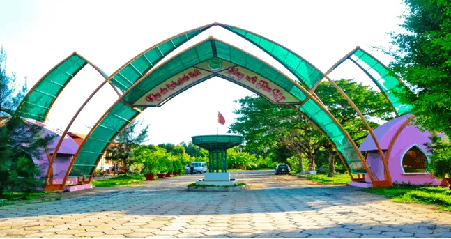 Cổng chào rừng tràm Tân Lập, dẫn lối đến một thế giới xanh mướt