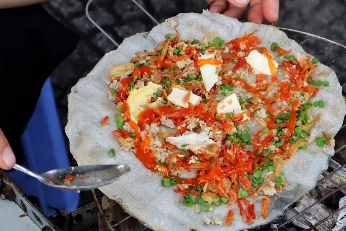 Bánh tráng nướng Đà Lạt với đầy đủ topping, vàng ruộm bắt mắt