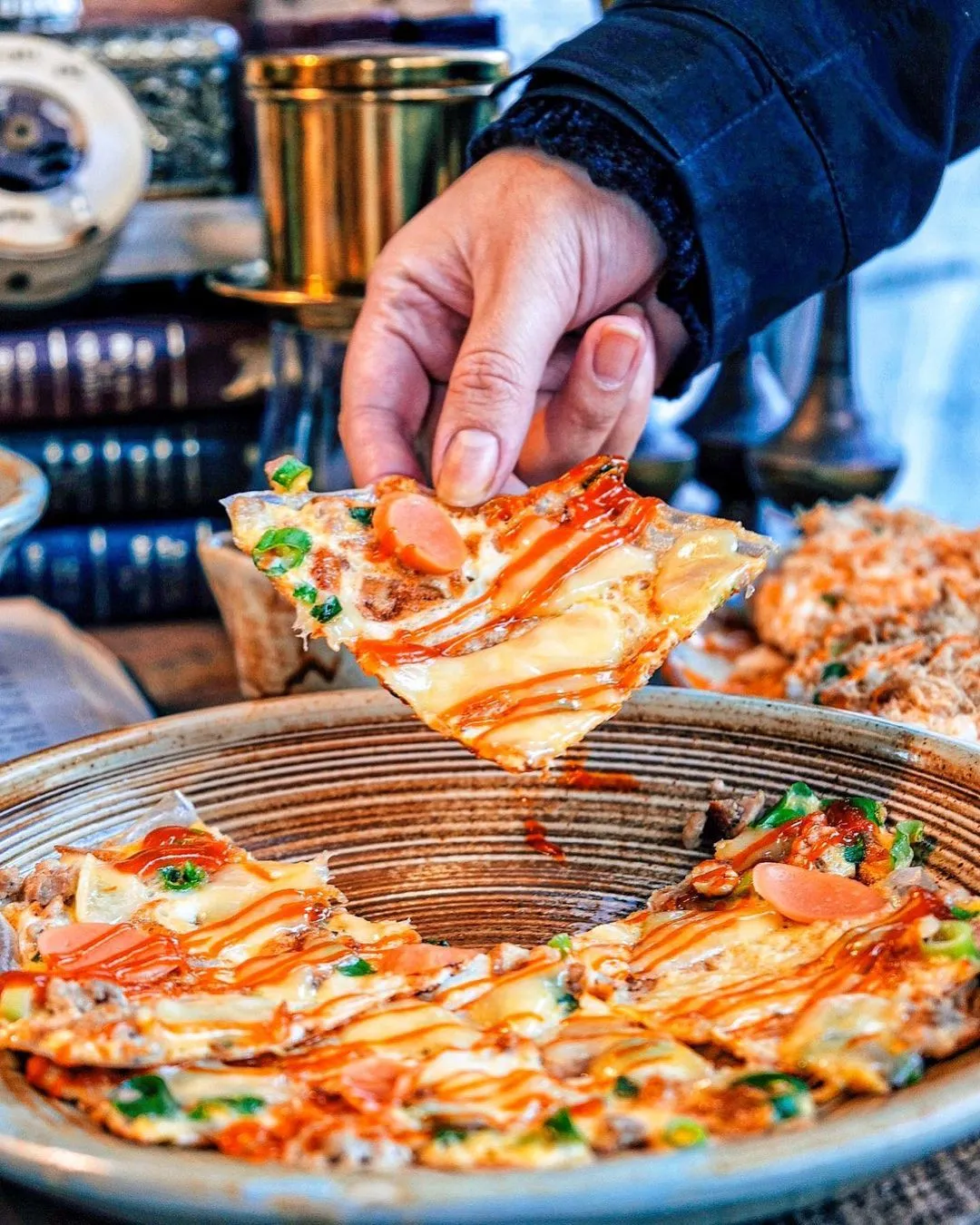 Bánh tráng nướng Nguyễn Công Trứ - được trang trí bắt mắt như một chiếc pizza nhỏ