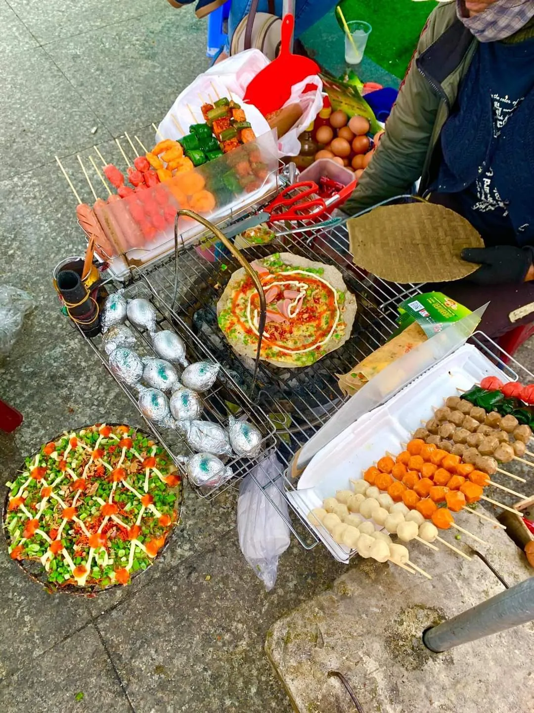 Bánh tráng nướng Cô Mai - gánh hàng rong nhỏ nhưng luôn đông khách
