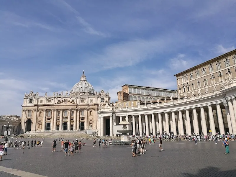 Quảng trường Thánh Phêrô rộng lớn, nơi Bảo tàng Vatican tọa lạc, một điểm đến không thể bỏ qua khi du lịch Rome