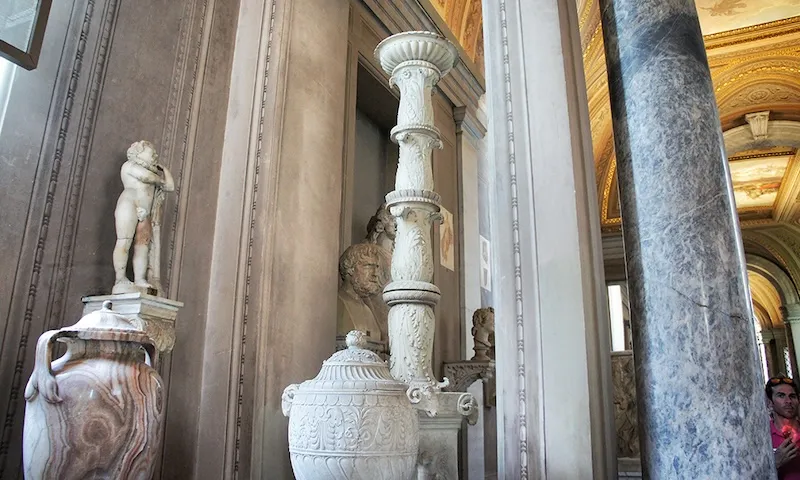 Hành lang Bảo tàng Vatican với những bức tượng cổ điển và kiến trúc tráng lệ, mang đậm dấu ấn lịch sử và văn hóa