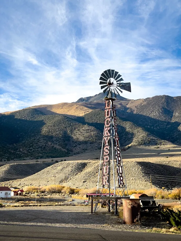 Big Smoky Valley, vùng nông thôn tuyệt đẹp với những thị trấn ma và quán rượu Lucky Spur độc đáo