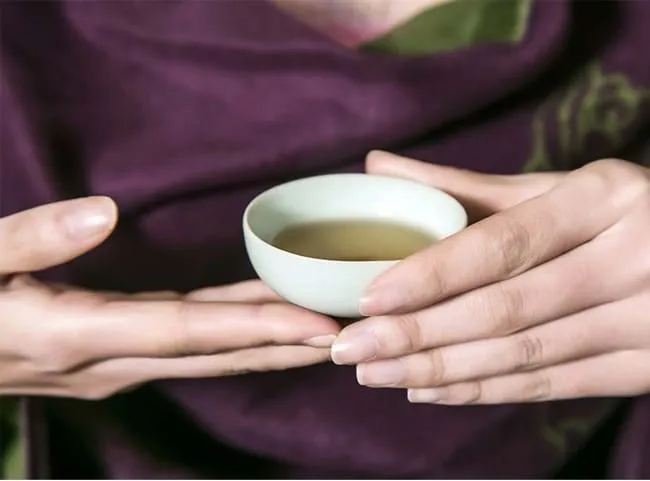 Cách chầm chén trà đúng