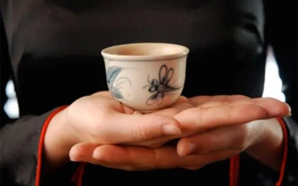 để có thể thưởng trà, người thưởng trà cần biết cách dâng trà