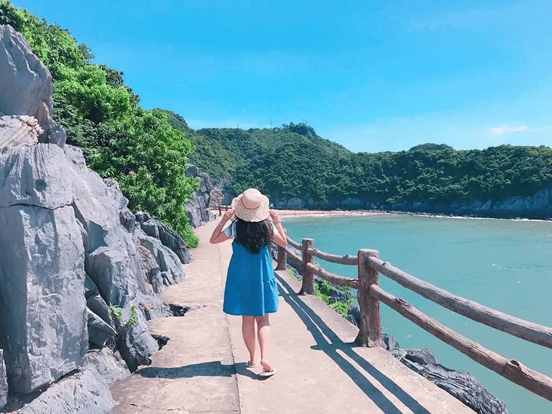 Đường mòn ven biển Cát Bà