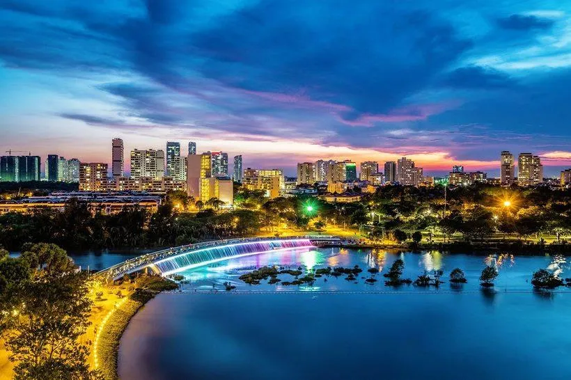 Cầu Ánh Sao Q7 là điểm check-in sống ảo nổi tiếng và là điểm hẹn hò lý tưởng của nhiều cặp đôi tại Sài Gòn
