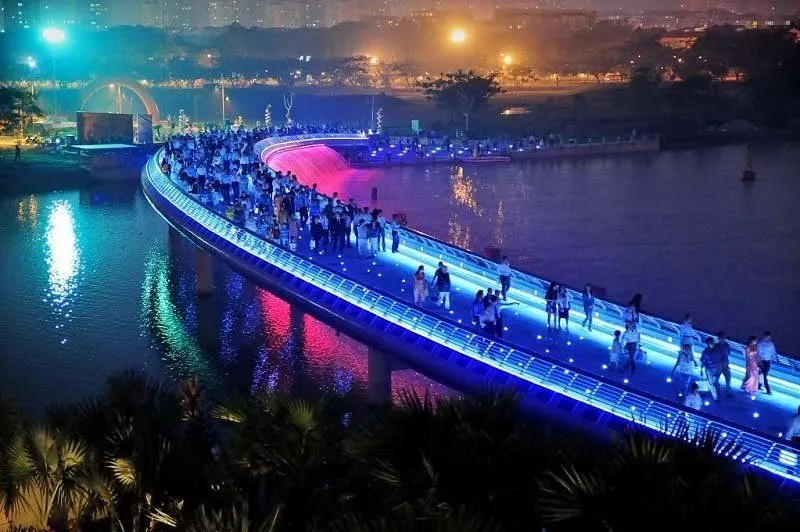 Starlight Bridge is an ideal place to stroll and sightsee with loved ones or friends