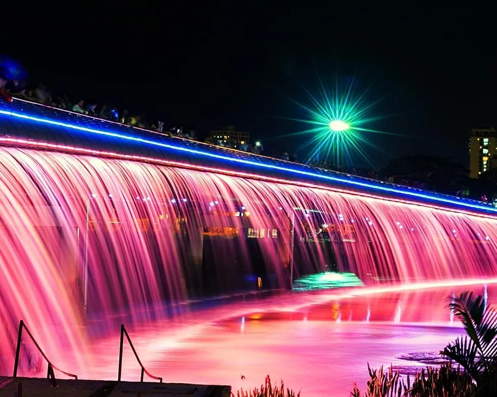 Note the water fountain times to admire the full beauty of Starlight Bridge