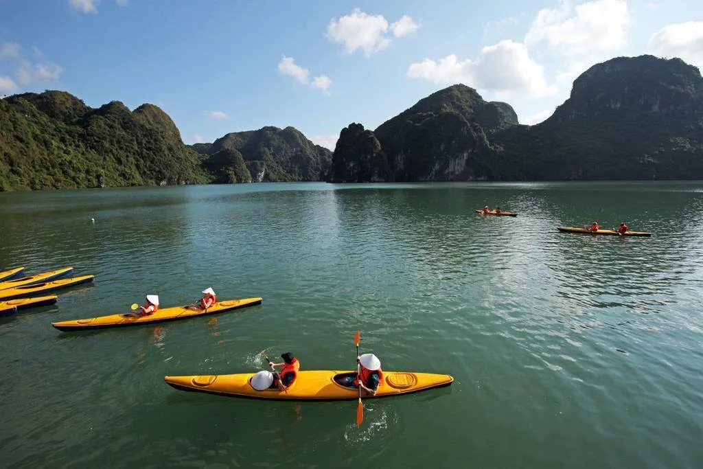 Một góc nhìn tuyệt đẹp khi chèo thuyền kayak trên Vịnh Hạ Long
