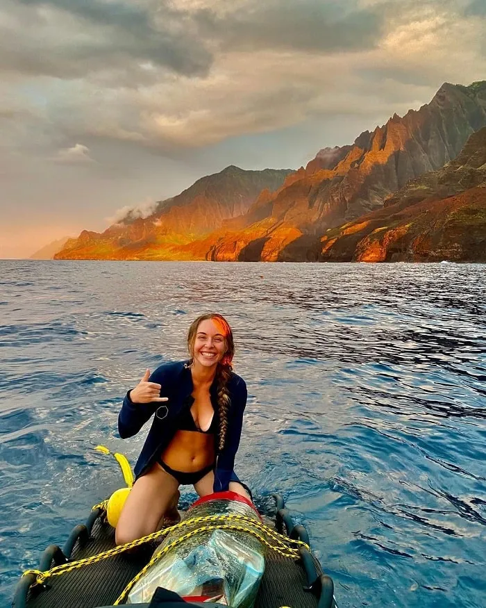 Chèo thuyền kayak - trải nghiệm khám phá hang động biển
