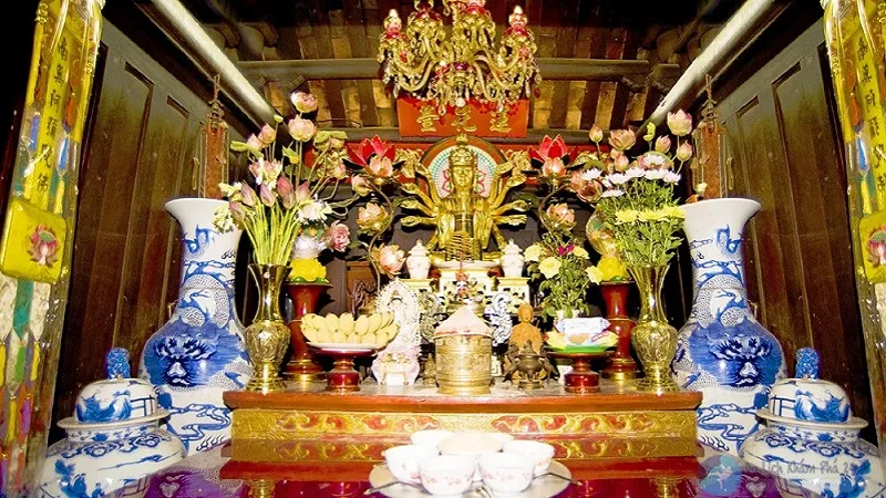 Altar of Avalokiteśvara Bodhisattva, solemn and serene