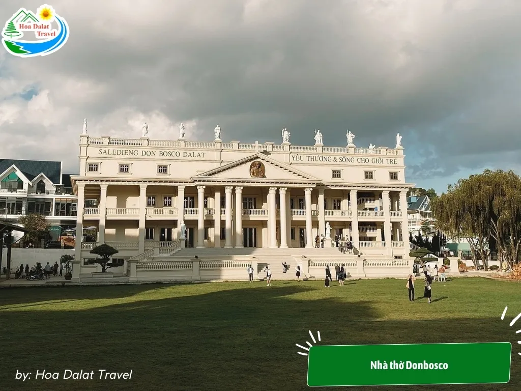Nhà thờ Donbosco với kiến trúc Châu Âu hiện đại, mang đến vẻ đẹp trang nghiêm và tinh tế cho những bộ ảnh cưới