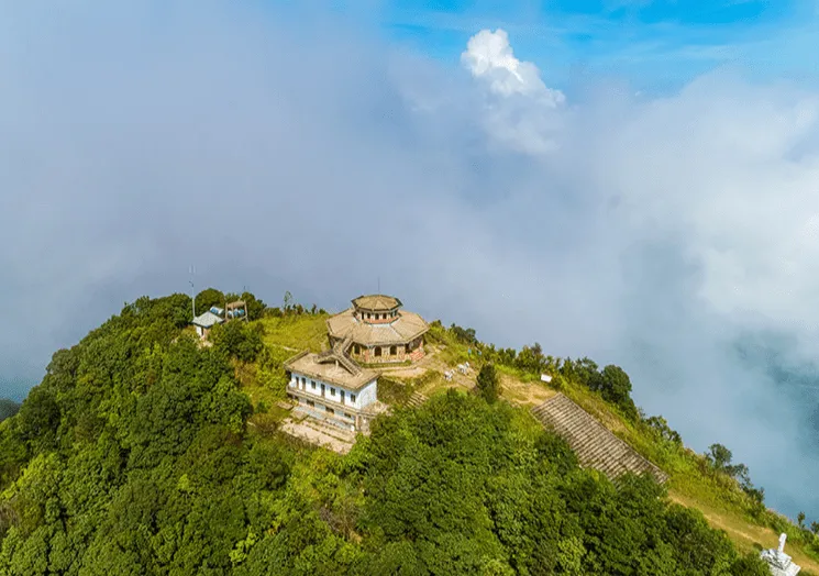 Bach Ma Peak panoramic view