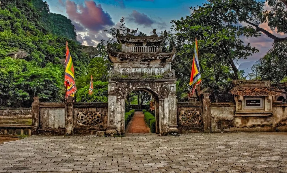 Bạn có thể ghé thăm Cố Đô Hoa Lư vào bất cứ mùa nào trong năm tuy nhiên mùa xuân có lẽ là thời điểm lý tưởng nhất