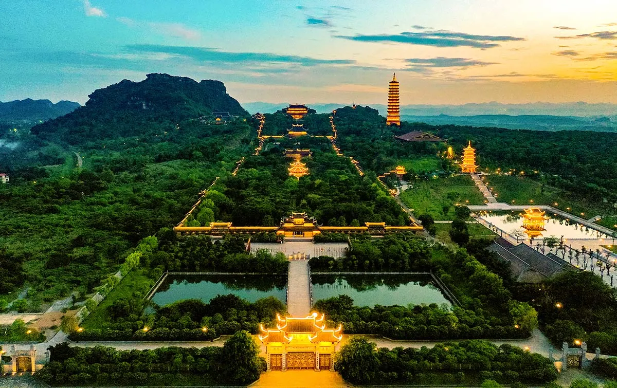 Boat ride sightseeing in Trang An