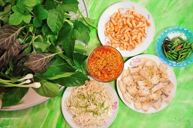 Each type of leaf brings a different flavor, making the diverse taste of the Central Highlands' leaf salad