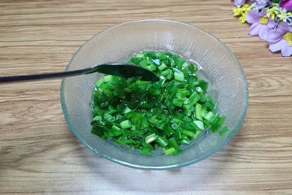 Making scallion oil