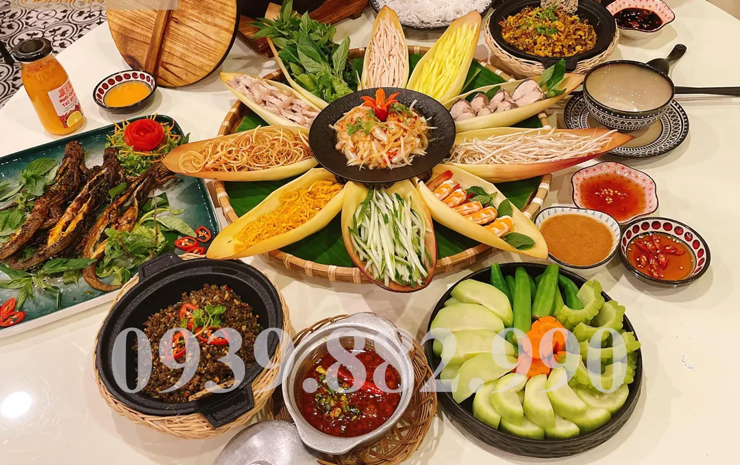 Lẩu Thả Phan Thiết - Hình 1: Một khay lẩu thả đầy đủ nguyên liệu, được sắp xếp bắt mắt