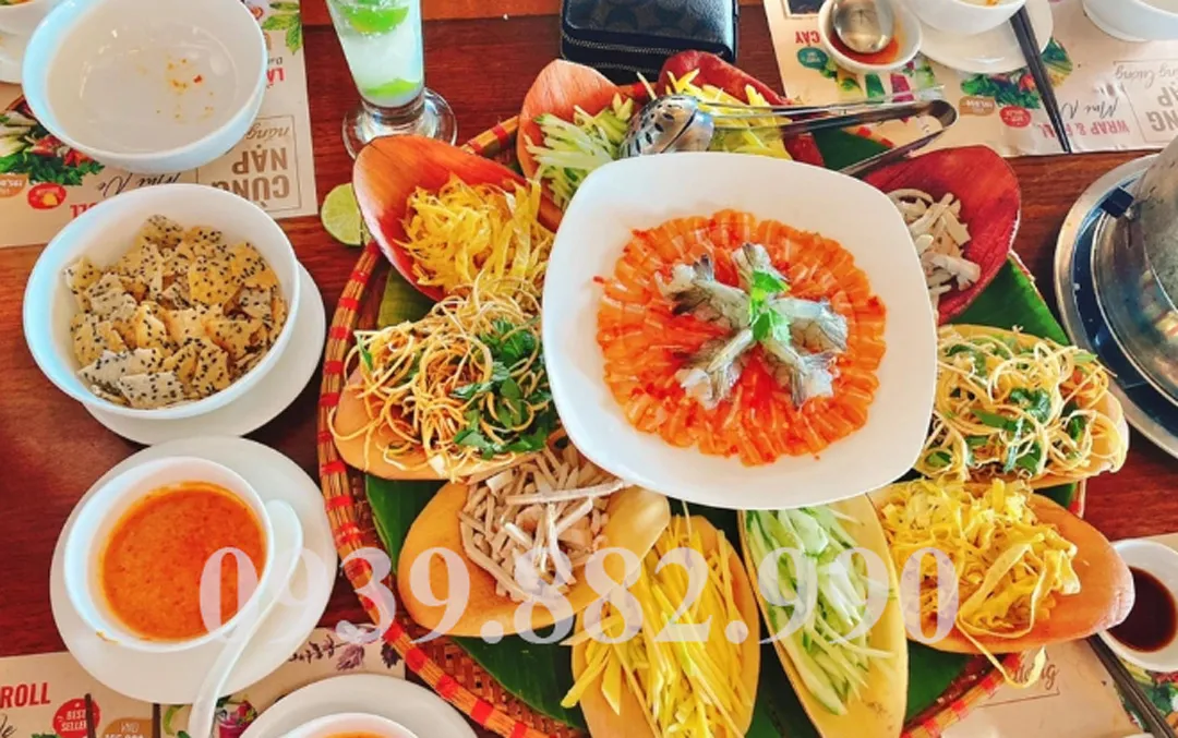 Lẩu Thả Phan Thiết - Hình 2:  Một bàn ăn với lẩu thả và các món ăn kèm