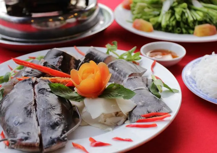 Spicy and sour catfish hotpot is an excellent heat-relief choice