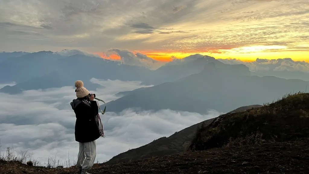 Happy travelers taking photos in the cloud sea of Lao Than