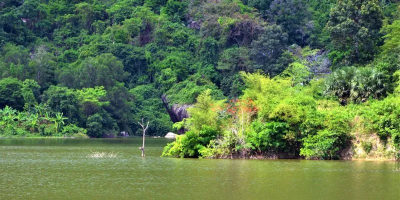 Hồ Ô Thum mang vẻ đẹp yên bình, thích hợp để thư giãn và tận hưởng không khí trong lành