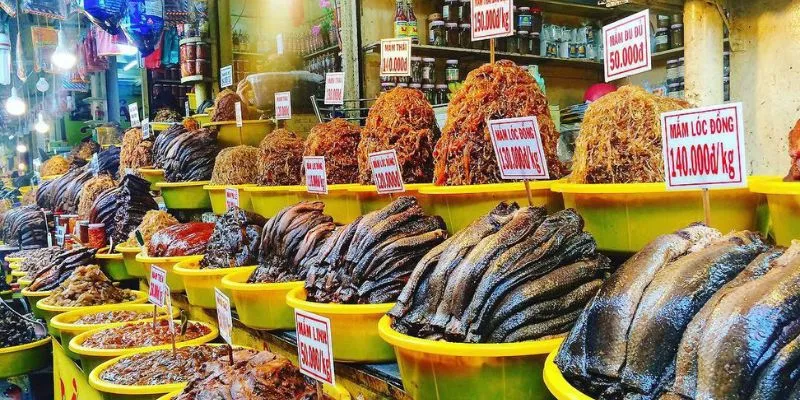 Chợ Châu Đốc là thiên đường của các loại mắm và đặc sản địa phương