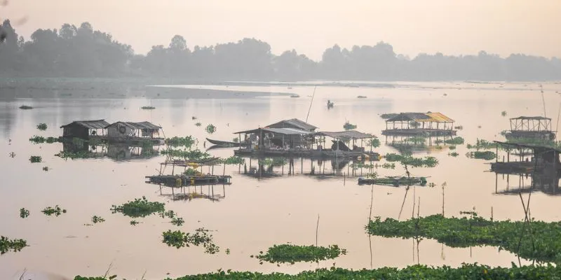 Búng Bình Thiên mang vẻ đẹp hoang sơ, yên bình với mặt nước trong xanh