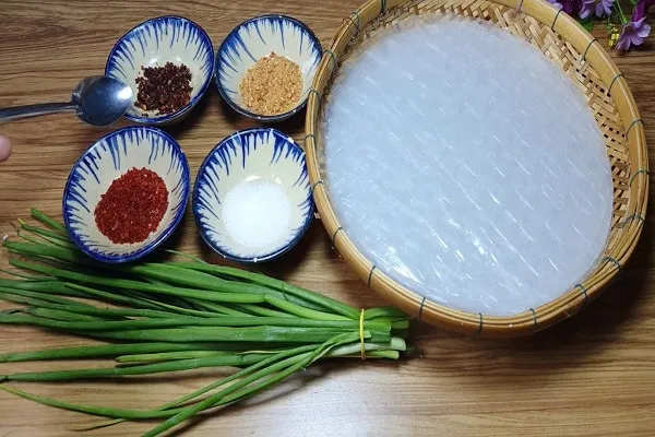 Nguyên liệu bánh tráng trộn mỡ hành