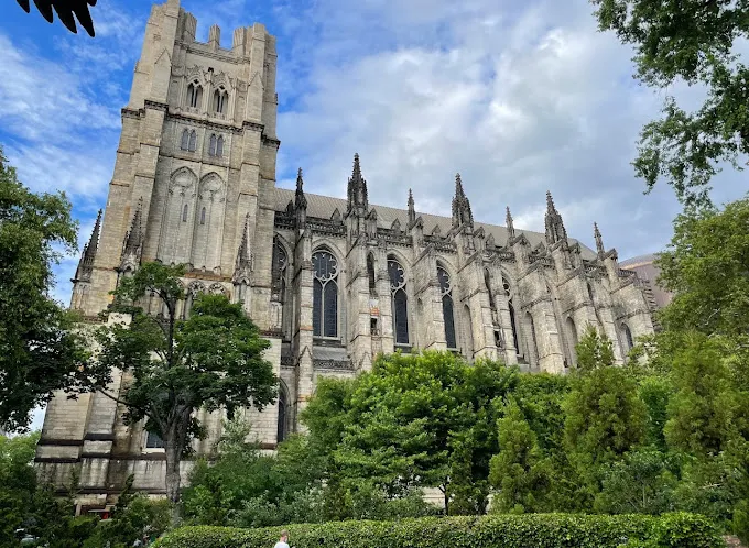 Nhà thờ chính tòa St. John the Divine, một trong những nhà thờ lớn nhất thế giới
