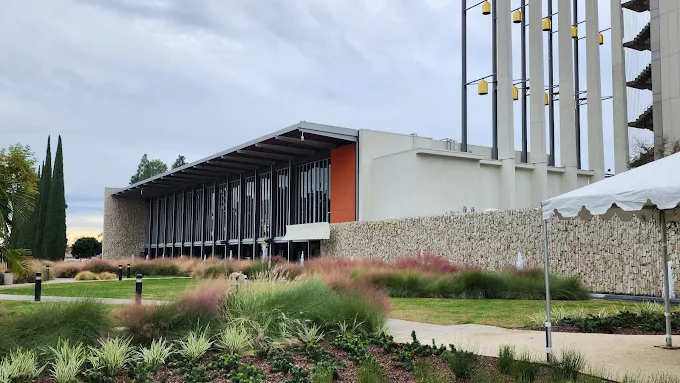 Nhà thờ pha lê Crystal Cathedral, một biểu tượng kiến trúc của California