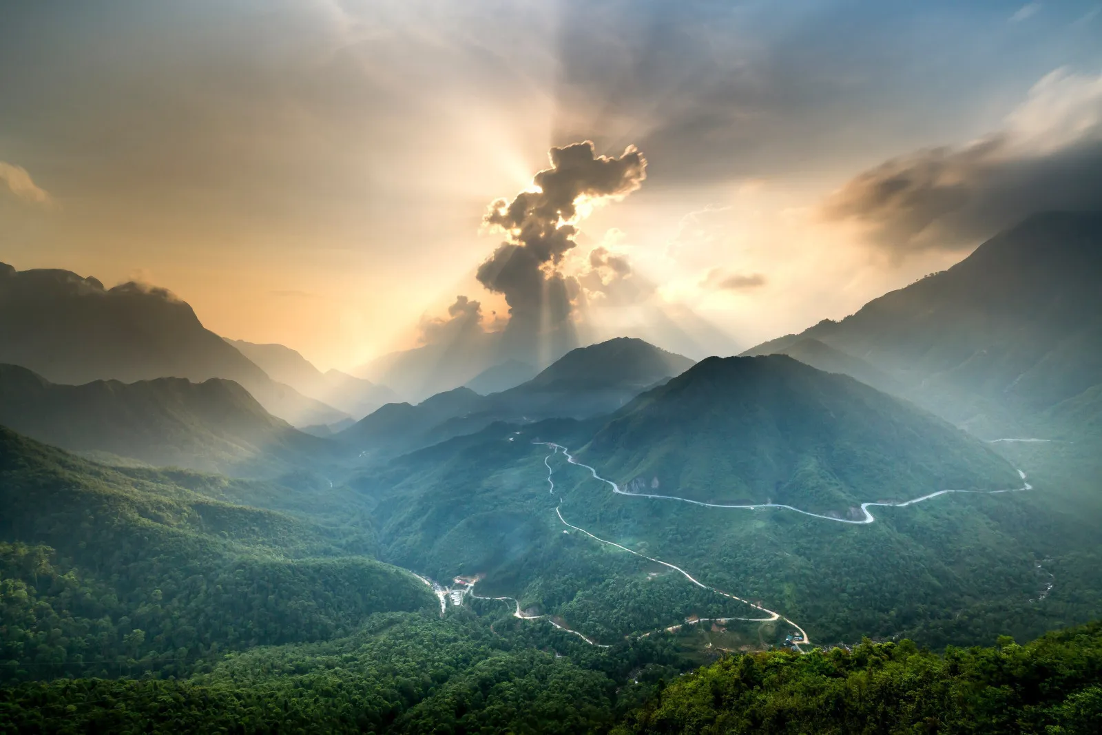 Đèo Ô Quy Hồ trong ánh bình minh