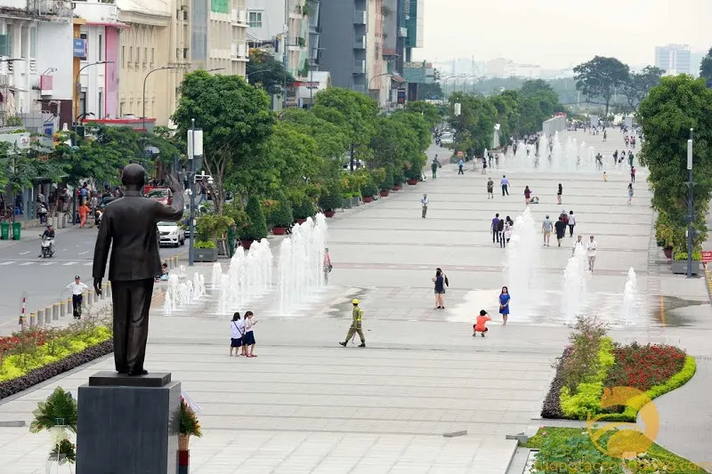 Tượng Chủ tịch Hồ Chí Minh nhìn ra bến Bạch Đằng về đêm