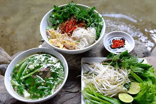Gia Lai dry pho consists of two bowls: the mixed pho bowl and the broth