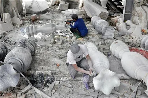 Stone carvers in Chuong Village, Tan Linh Commune, Luc Yen District (Yen Bai) are crafting giant white stone vases.