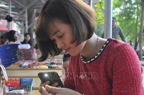 Customers check the quality of Luc Yen gemstone products.