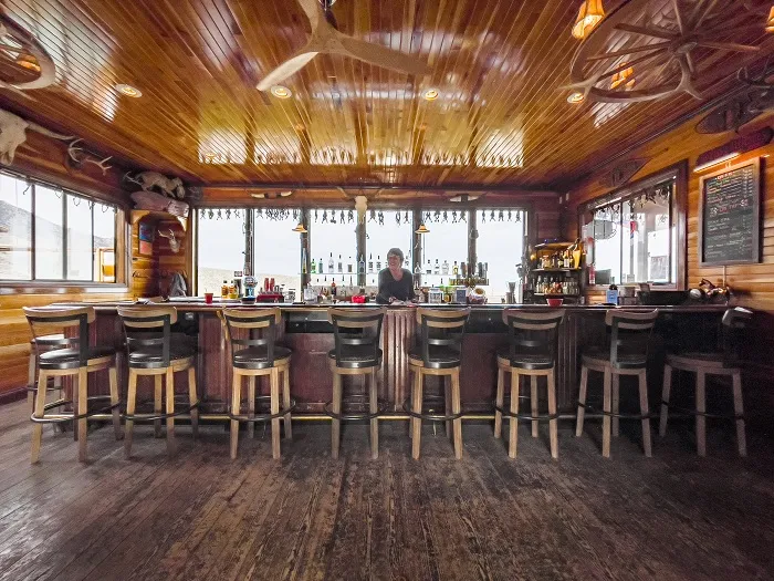 Quán rượu Lucky Spur, nơi bạn có thể thư giãn và ngắm nhìn vẻ đẹp hoang sơ của Big Smoky Valley