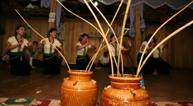 Can wine is light, aromatic, and has a honey-like color